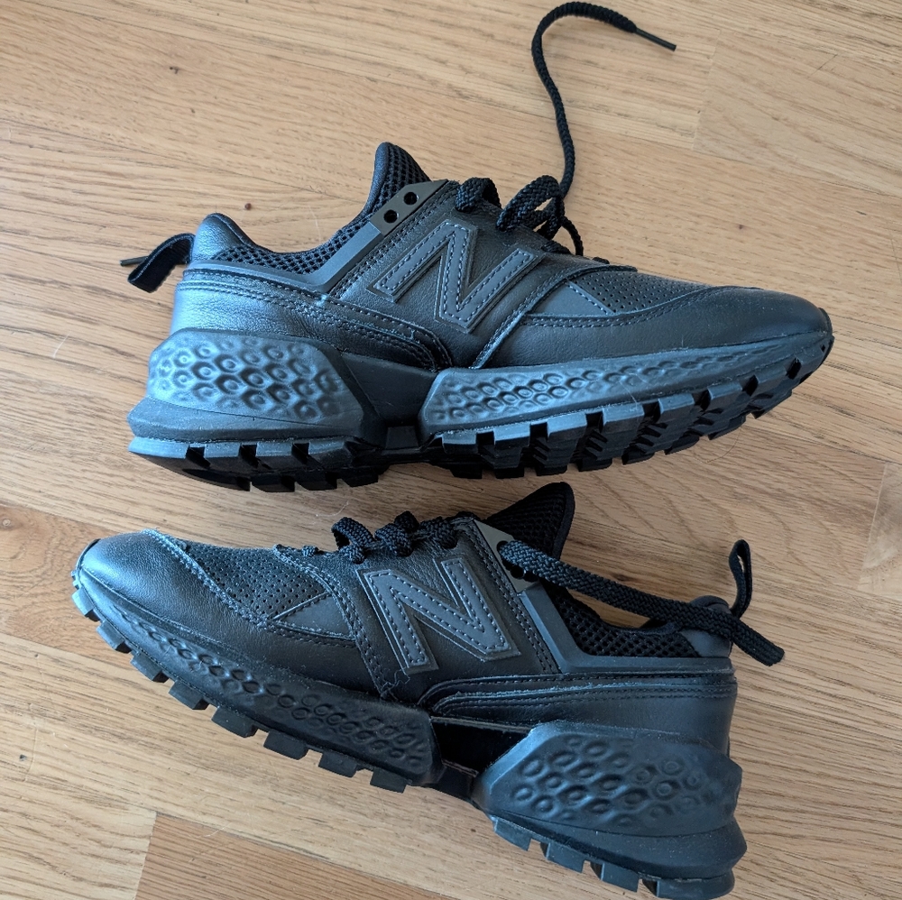 NWOT New Balance Black Leather Sneakers Size 7